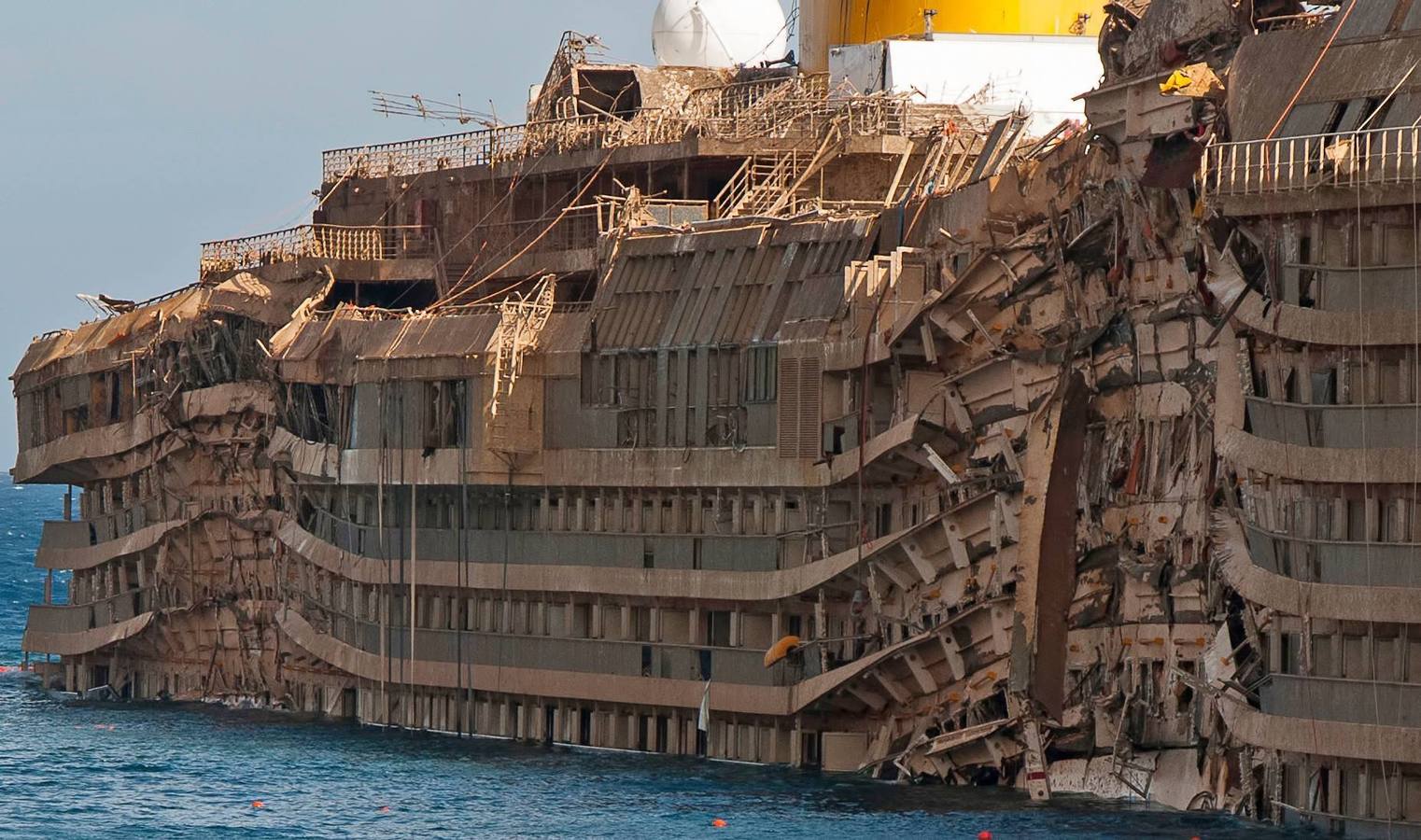 Así quedó el Costa Concordia: las escalofriantes imágenes de su interior tras el naufragio