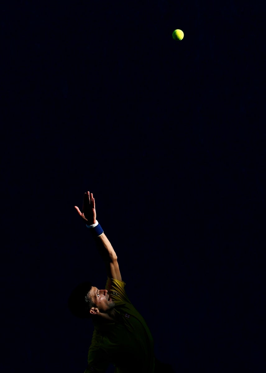 El serbio Novak Djokovic sirve durante su cuarto partido de octavos ante el francés Gilles Simon en el torneo de tenis Abierto de Australia en Melbourne Park, Australia.