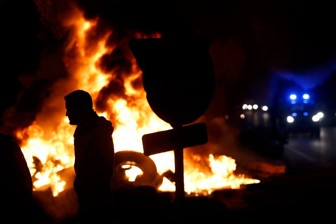 Los ganaderos franceses se reúnen mientras queman neumáticos en protesta por la caída de precios, cerca de una carretera en Tinteniac, el oeste de Francia..