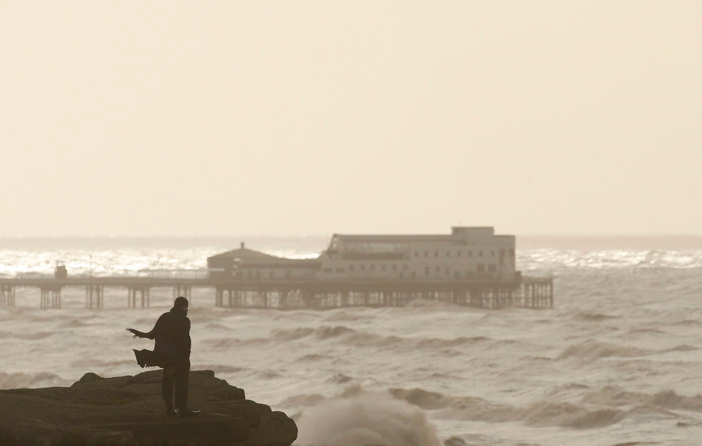 Un hombre observa la tormenta Gertrude que azota el mar de Irlanda en las afueras de Blackpool, que cruza sobre el noroeste de Gran Bretaña.