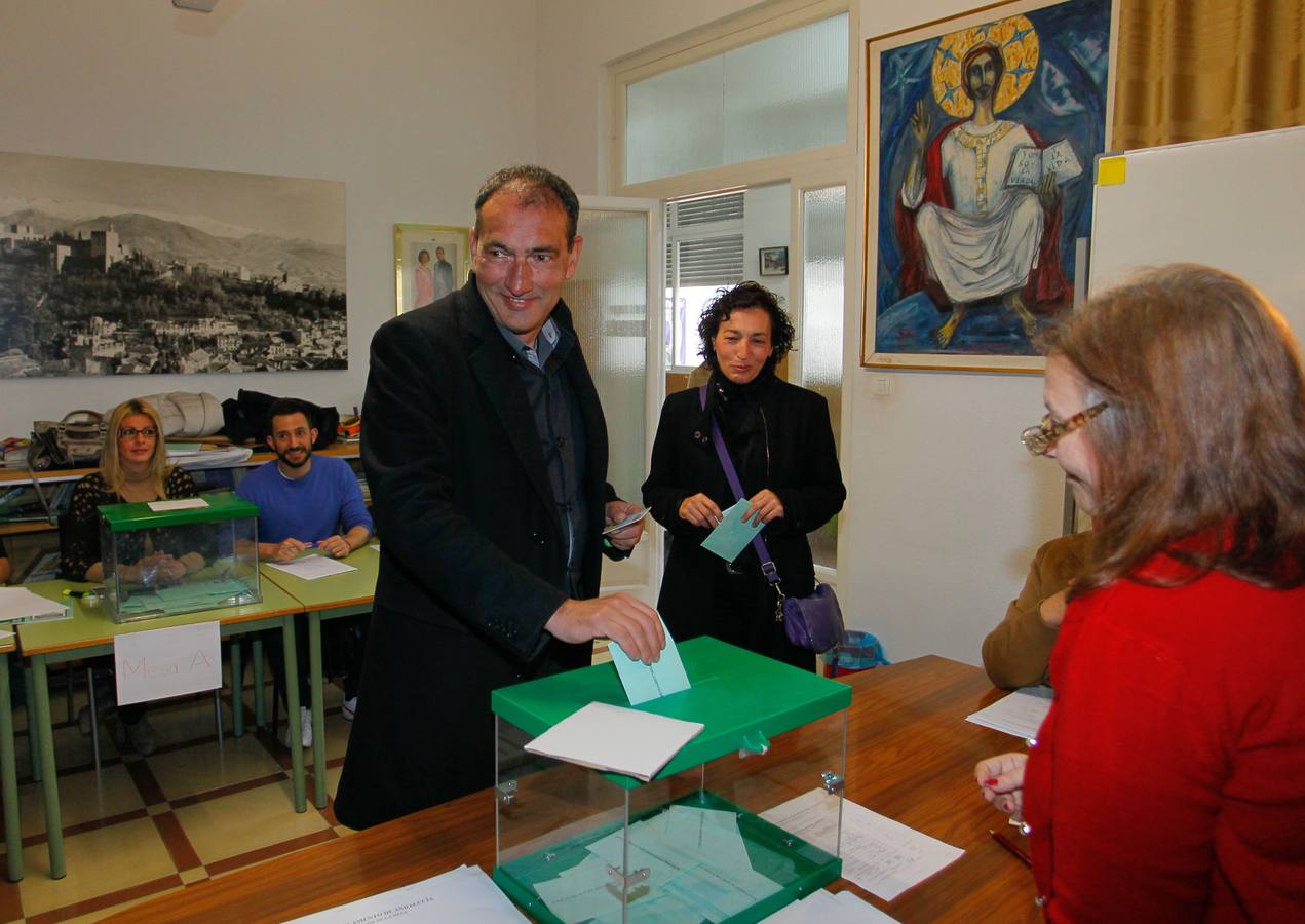 Serrano votando el 22-M.