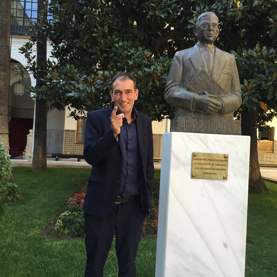 Serrano, junto a un busto de Blas Infante.