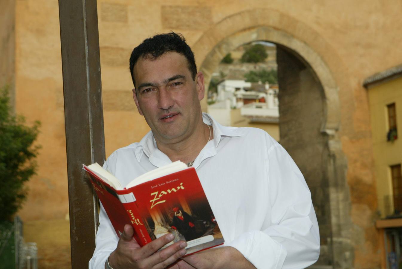 José Luis Serrano posa con su libro Zawi, en mayo de 2006.