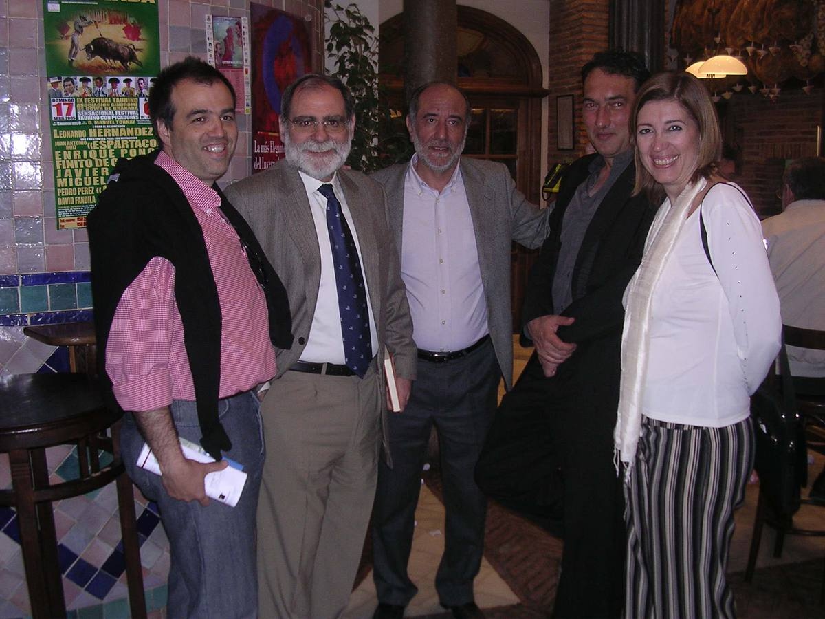 José Luis Serrano, segundo por la derecha, en la presentación de la novela 'Azafrán', en abril de 2005.