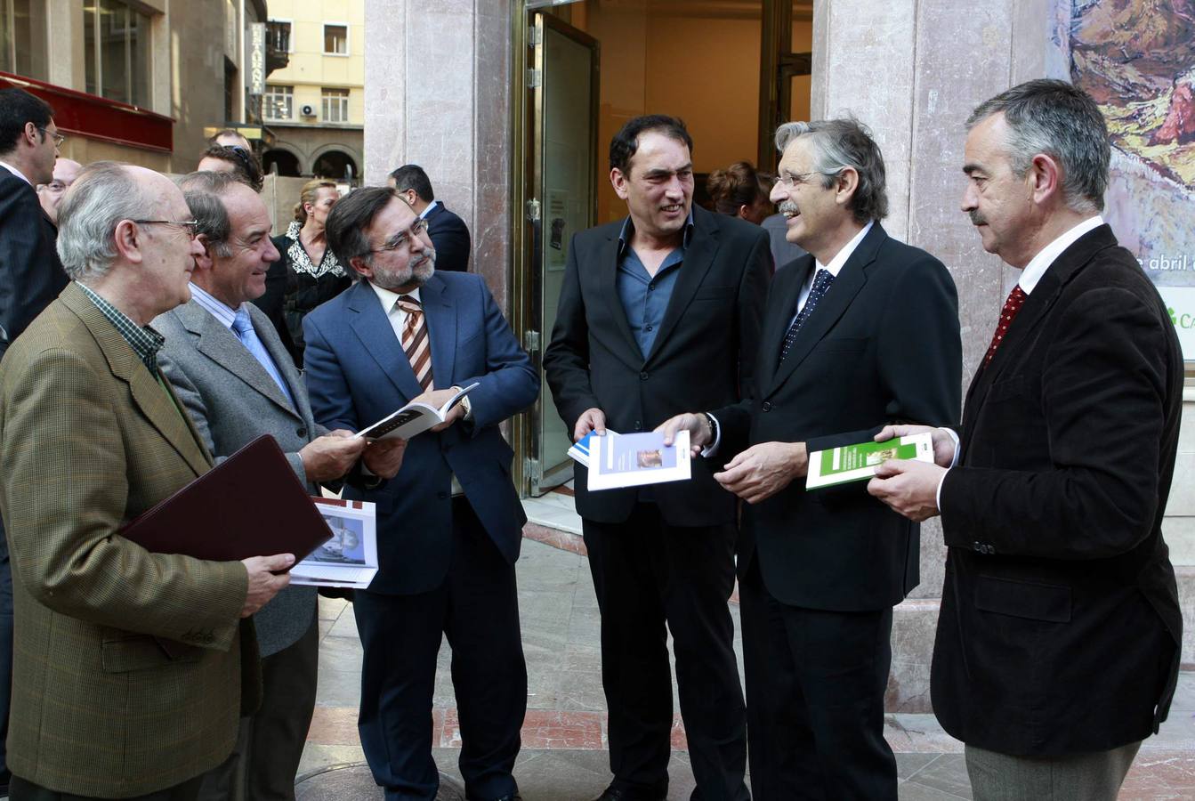 Serrano, tercero por la derecha, en la presentación de unos cuadernos en abril de 2009.