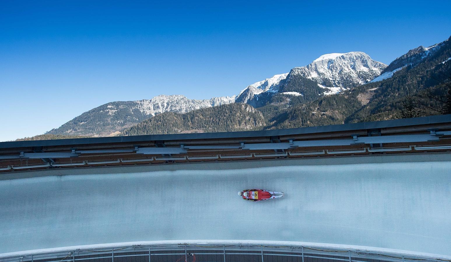 El equipo austriaco con Peter Penz (R) y Georg Fischler en carrera por la pista de hielo durante el descenso de dobles de los Campeonatos del mundo de luge en Schoenau masculino am Koenigssee, el sur de Alemania.