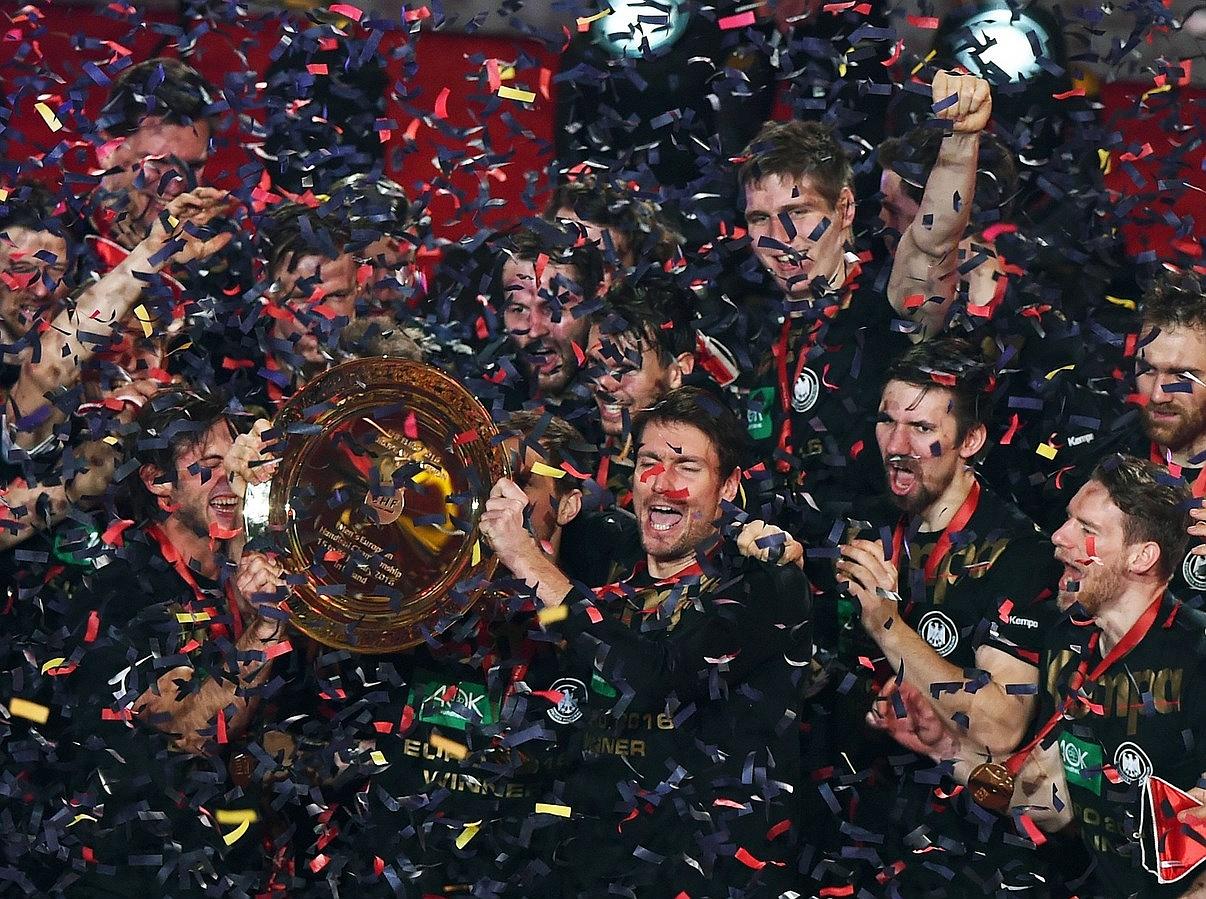 Jugadores de Alemania celebran después de ganar la final de 2016 Campeonato de Balonmano de Europa.