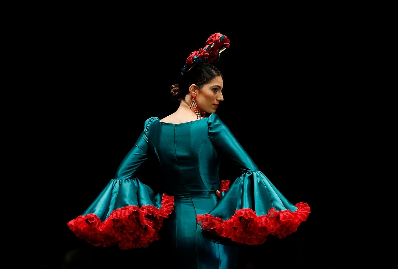 Una modelo presenta una creación de Cristina Granero durante la Internacional de la Moda Flamenca SIMOF en la capital andaluza de Sevilla, España.