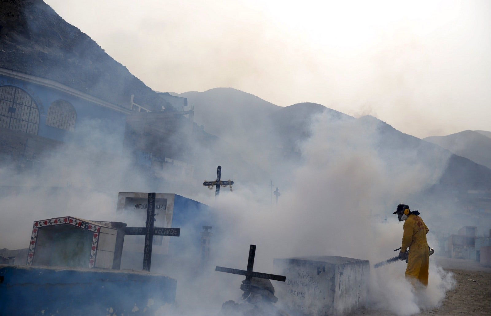 Un trabajador de la salud lleva a cabo la fumigación como parte de las medidas preventivas contra el virus Zika y otras enfermedades transmitidas por mosquitos en el cementerio de Carabayllo en las afueras de Lima, Perú.