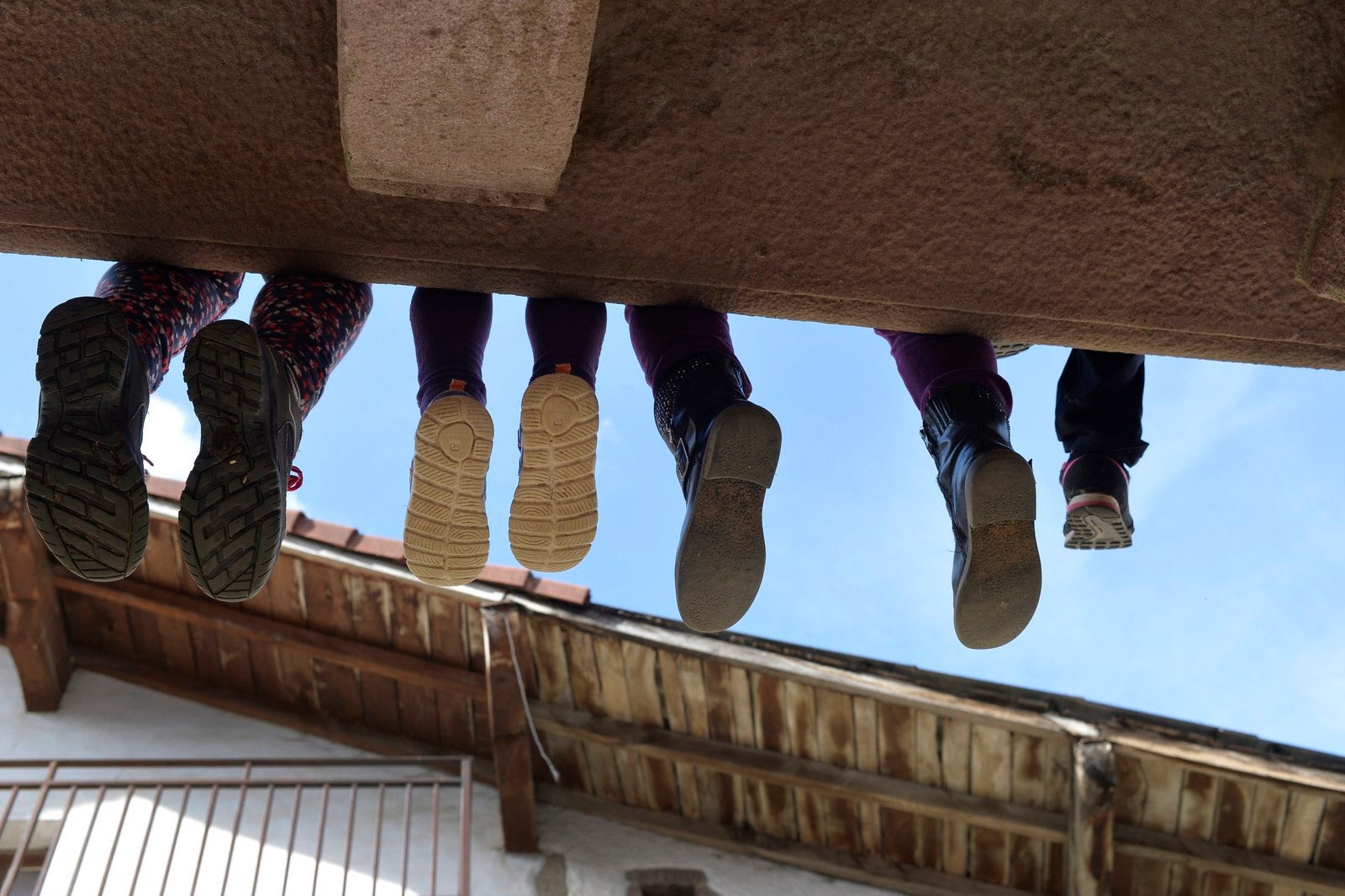 Niños se sientan en un balcón a la espera de las celebraciones de carnaval en la localidad navarra de Lantz, España.