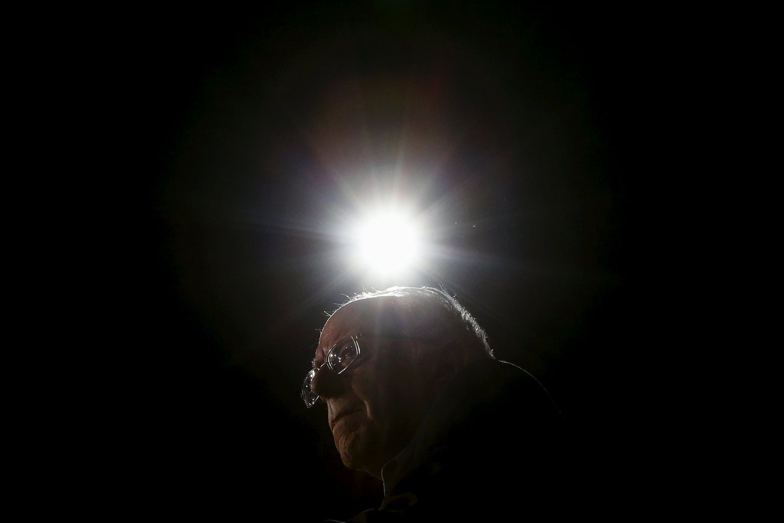 El candidato presidencial demócrata EE.UU. Bernie Sanders habla durante un acto en la Universidad de New Hampshire Whittemore Center Arena en Durham, Nueva Hampshire.