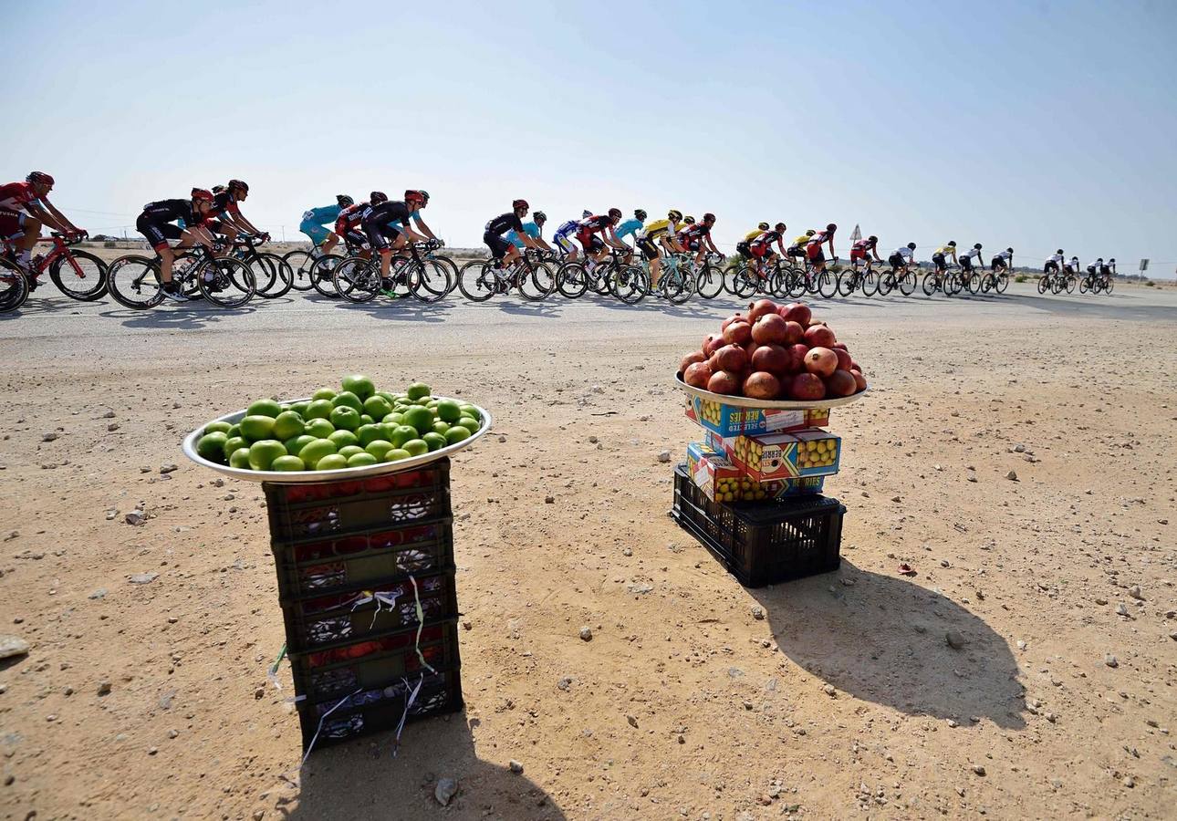 Ciclistas durante la cuarta etapa de la 15ª Vuelta a Qatar, en Madinat Al-Shamal en Qatar.