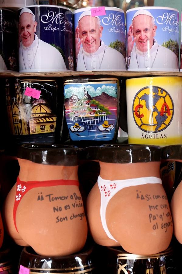 Tazas con imágenes de Francisco y otros artículos se venden en una tienda en el centro de Morelia, Estado de Michoacán.