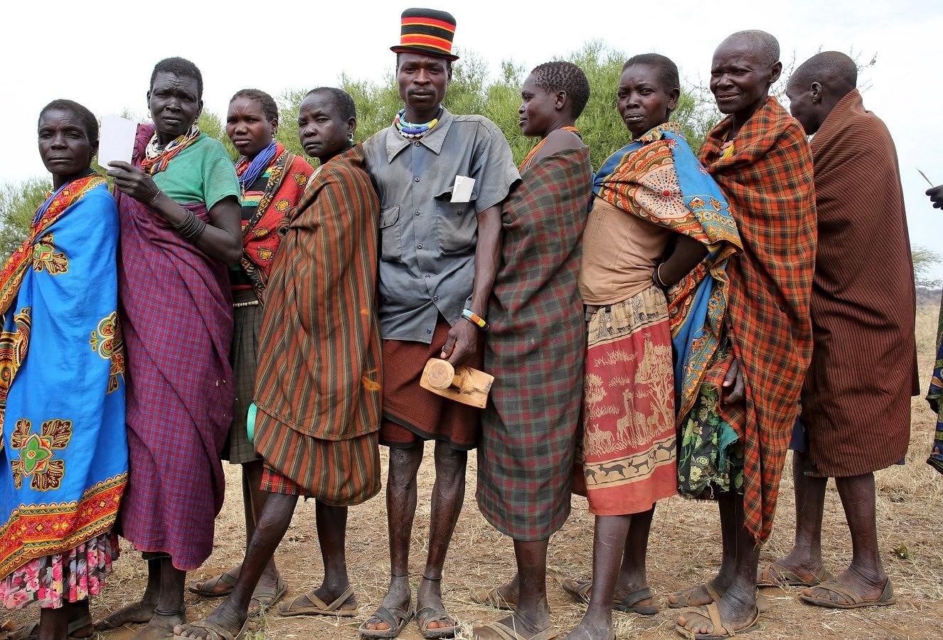 La gente de la tribu karamojong esperan en fila para votar frente de un centro de votación durante las elecciones presidenciales en un pueblo cerca de la ciudad de Kaabong en la región de Karamoja, Uganda.