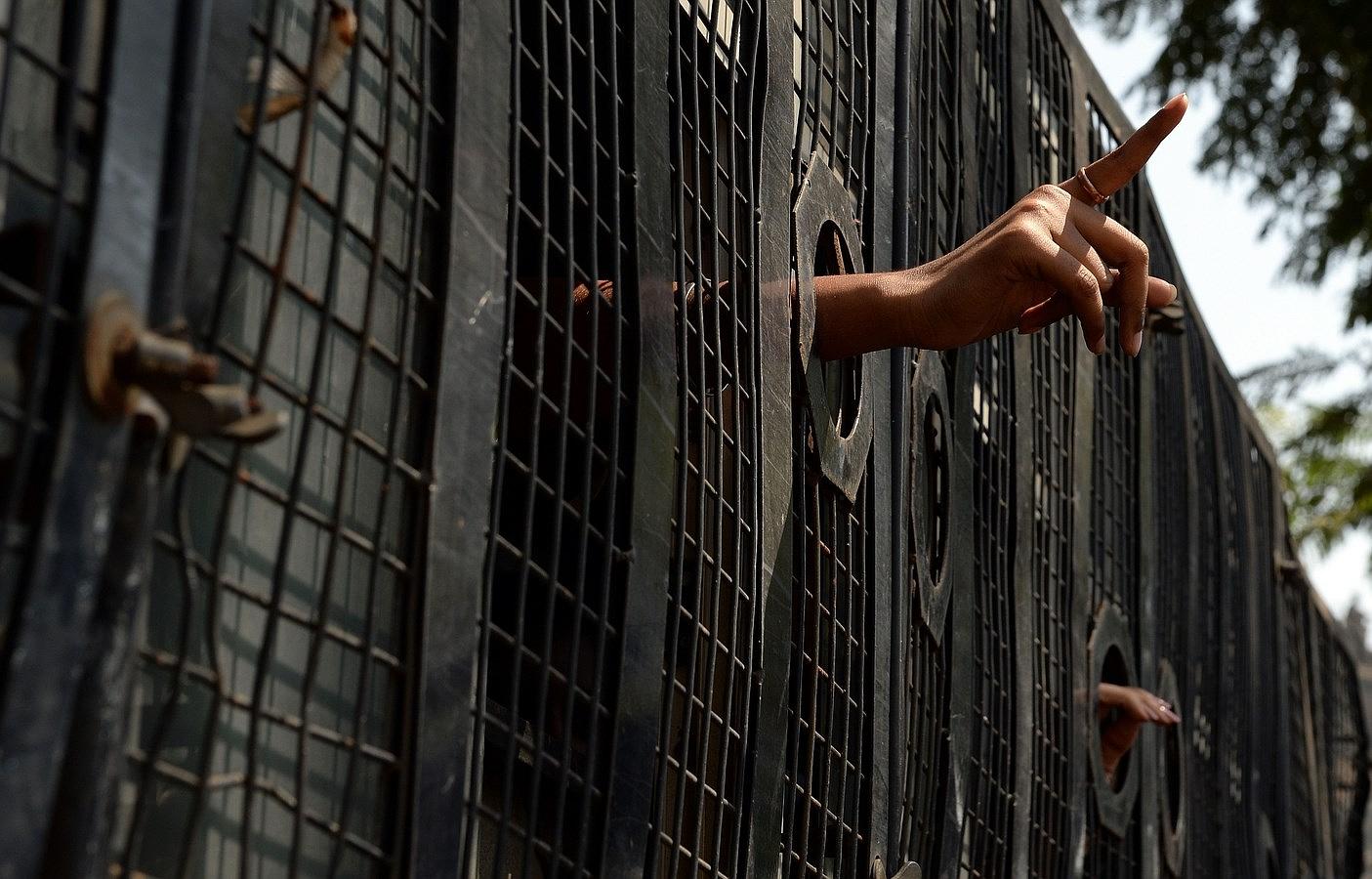 Estudiantes gritan consignas desde el interior de una furgoneta de la policía después de su arresto durante una protesta en Nueva Delhi, en Mumbai.