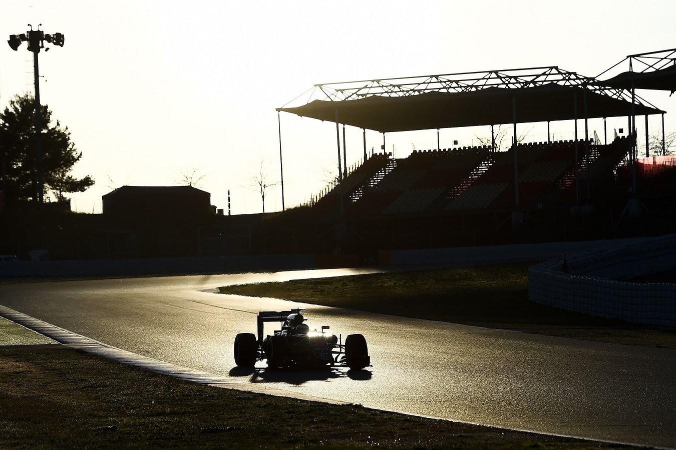 El McLaren Honda del ingles Jenson Button en el circuito de Cataluña de Montmeló en las afueras de Barcelona durante el segundo día de de pruebas para la temporada del Gran Premio de Fórmula Uno.