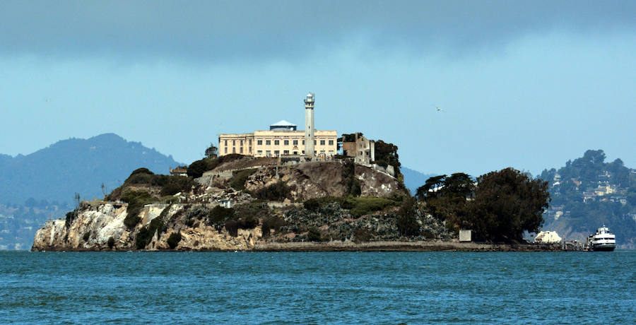 8. Alcatraz. Una visita obligada si viajas a Estados Unidos y si quieres conocer cómo vivieron los presos que tenían la mala suerte de acabar en esta prisión, patios cerrados, habitaciones sin ventanas, y una isla rodeada de aguas gélidas que hacían casi imposible escapar del infierno de la prisión
