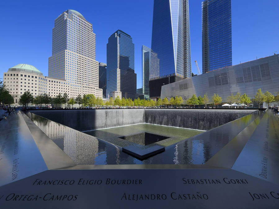 20. El memorial del 11 de septiembre. Construido sobre dos enormes huecos que ocupan los lugares donde hasta hace tres lustros se alzaban los cimientos de las Torres Gemelas se pueden observar los nombres de todas las víctimas del atentado