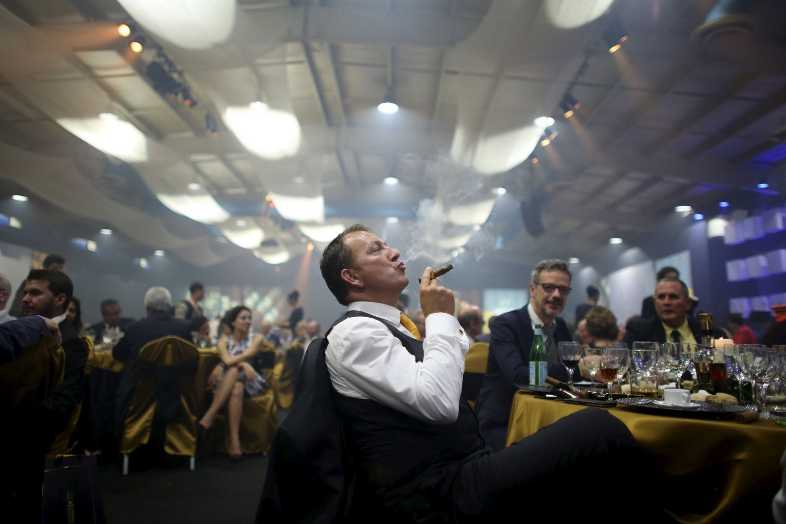 Juan Felipe de Francia goza de un cigarro durante la cena de gala de la clausura del XVIII Festival del Habano en La Habana.