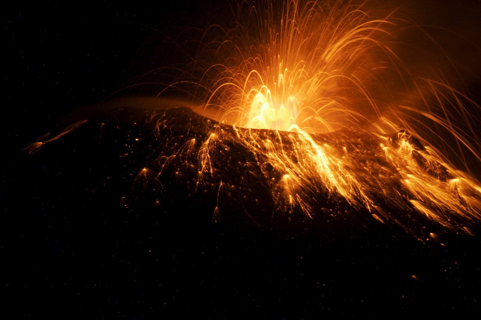 Volcán Tungurahua de Ecuador arroja humo y ceniza.