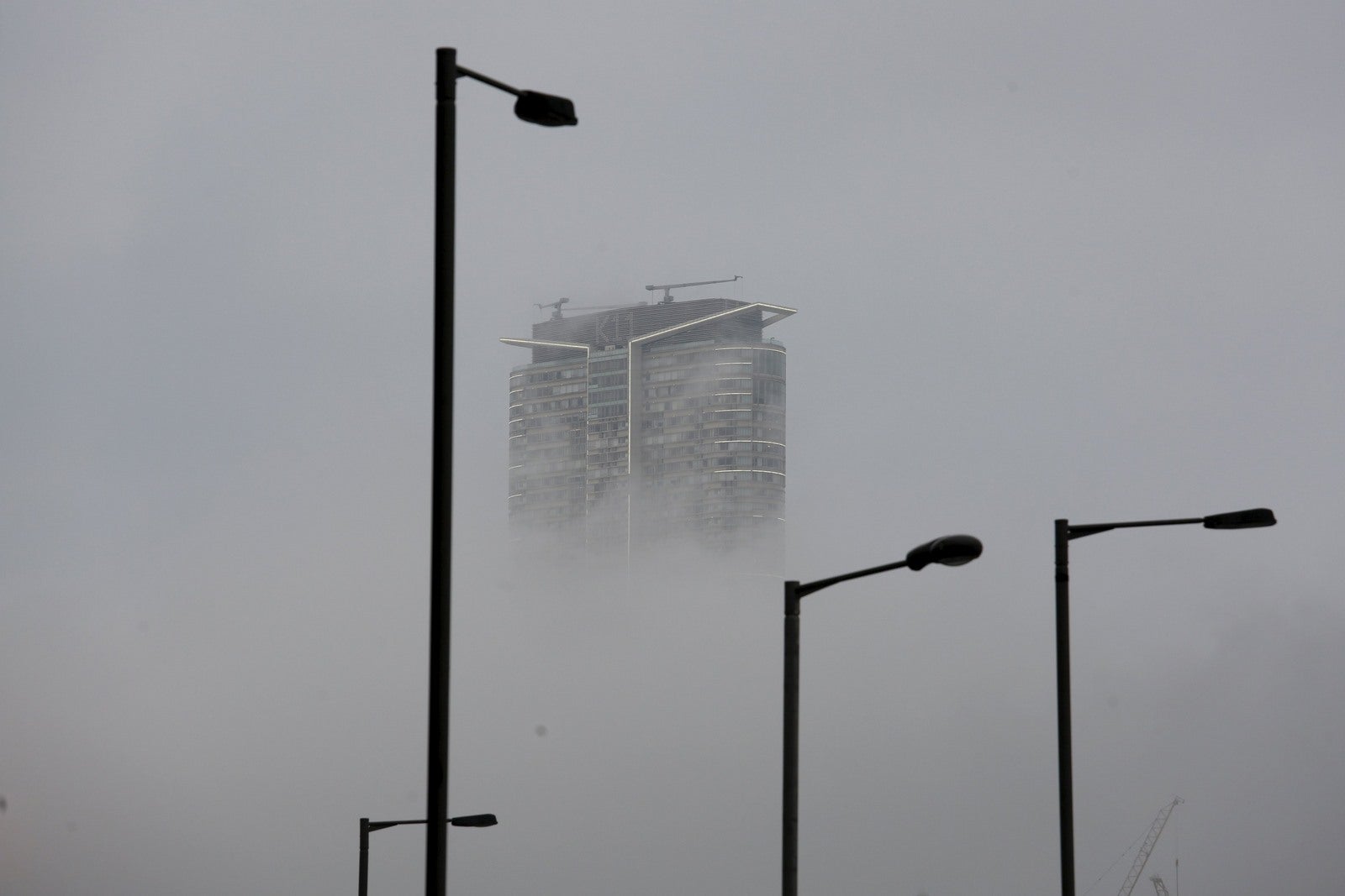 Apartamentos residenciales se ve bajo un clima brumoso en Hong Kong, China.