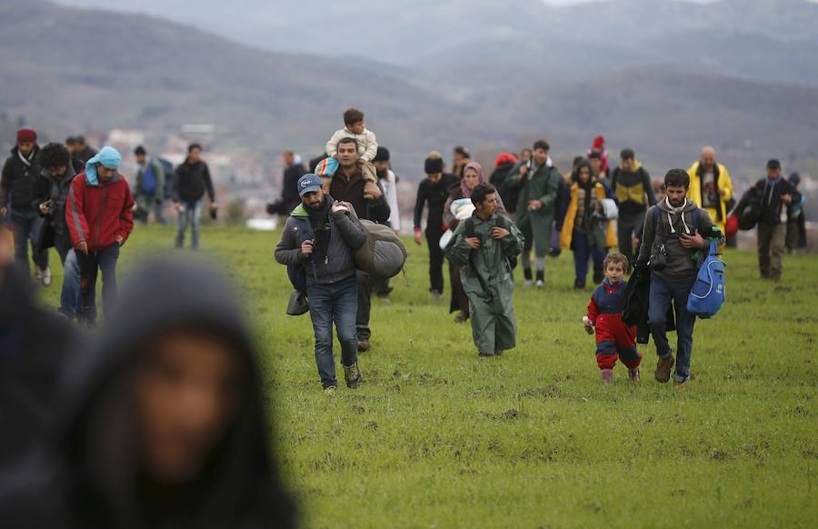 Un millar refugiados logra cruzar de Grecia a Macedonia
