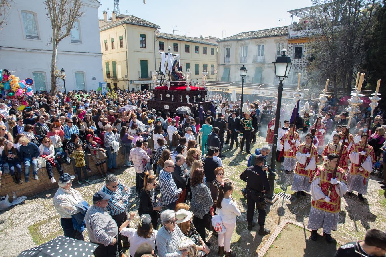 Miles de personas piden tres gracias ante el Cristo de los Favores de Granada