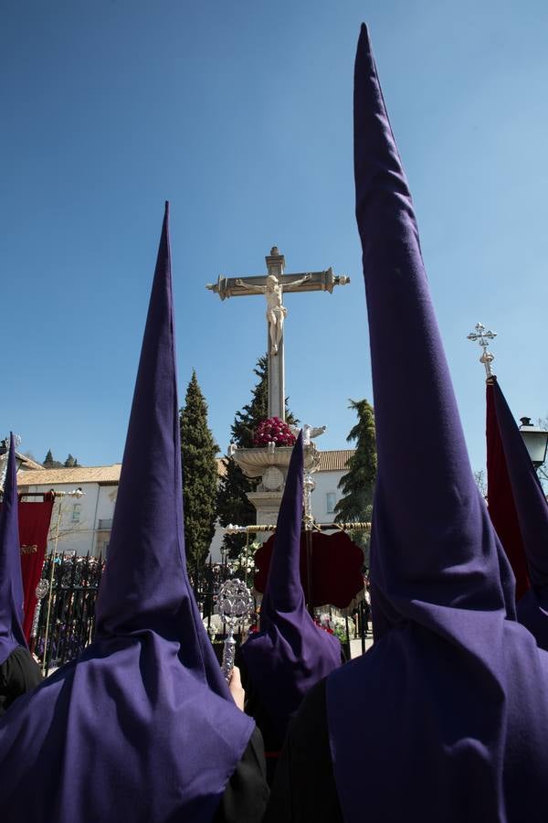 Miles de personas piden tres gracias ante el Cristo de los Favores de Granada