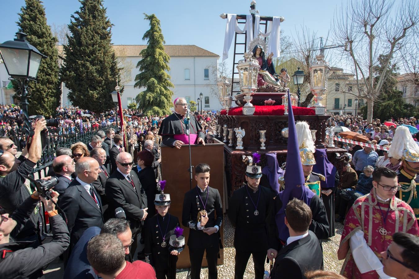 Miles de personas piden tres gracias ante el Cristo de los Favores de Granada