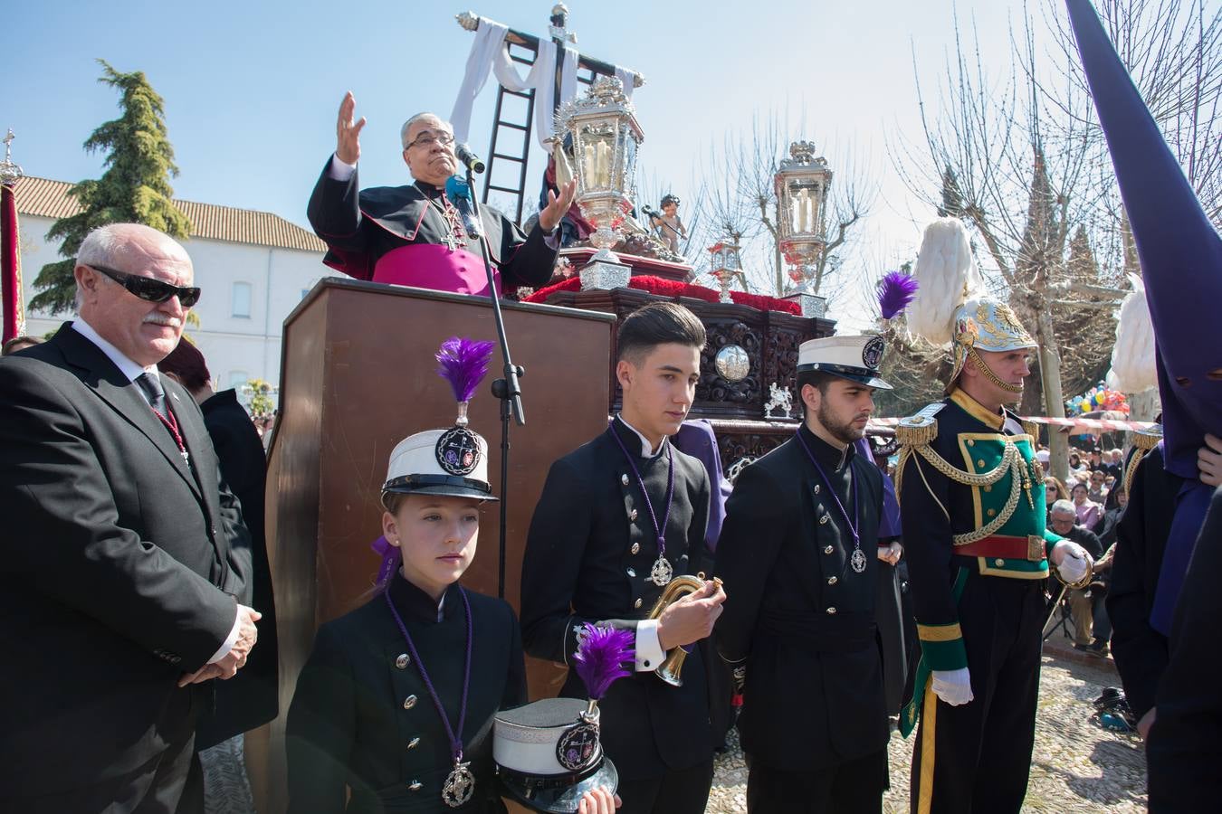 Miles de personas piden tres gracias ante el Cristo de los Favores de Granada