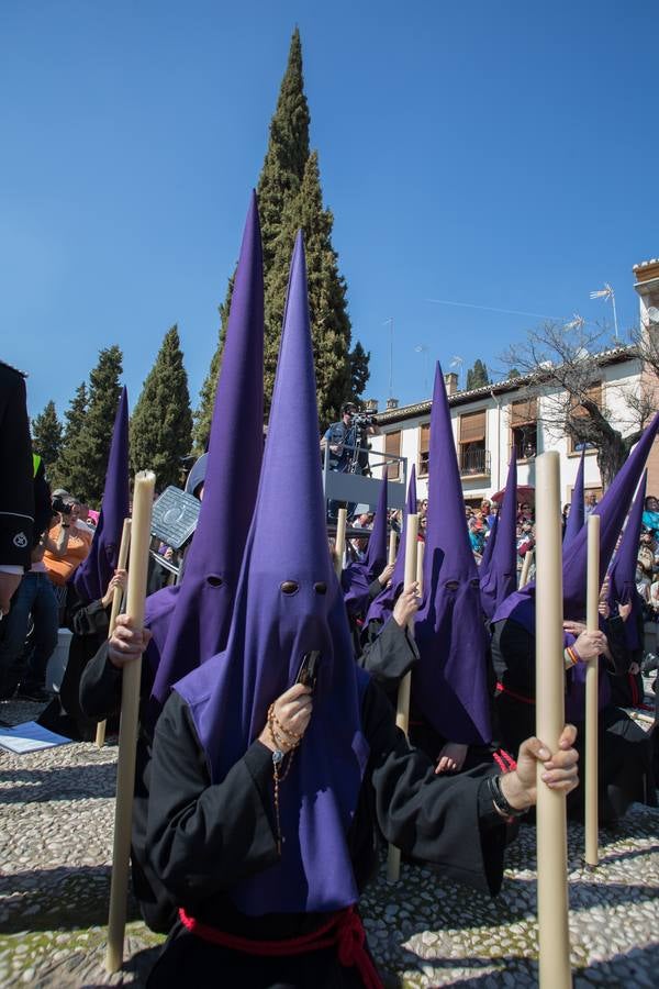 Miles de personas piden tres gracias ante el Cristo de los Favores de Granada