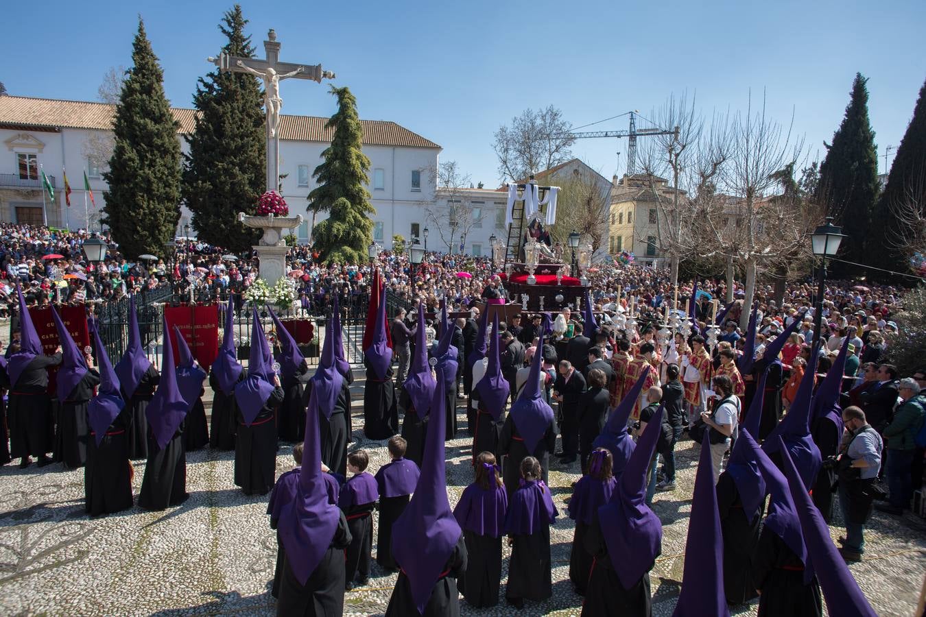 Miles de personas piden tres gracias ante el Cristo de los Favores de Granada