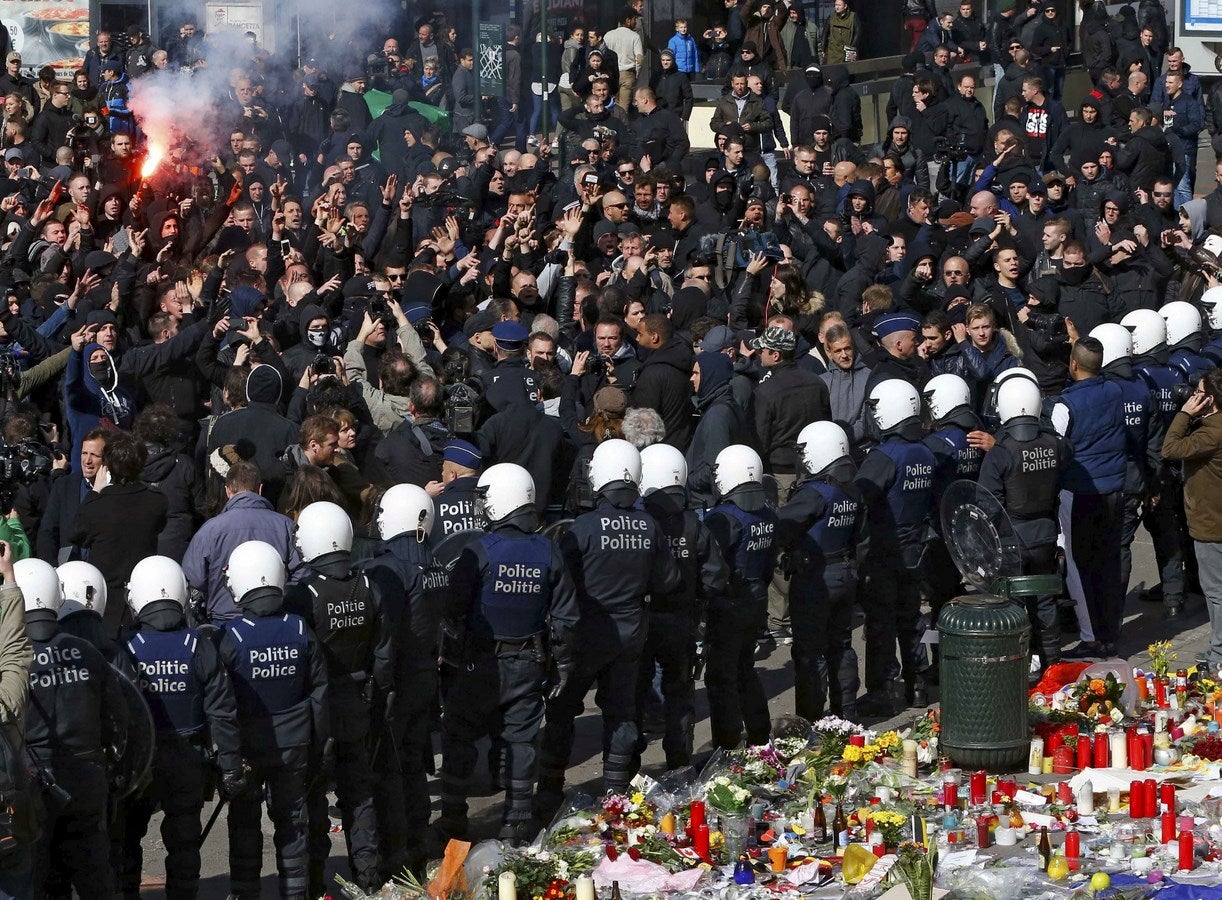 Manifestantes de derecha protestan contra la ola de terrorismo frente de la antigua bolsa de valores de Bruselas, Bélgica.
