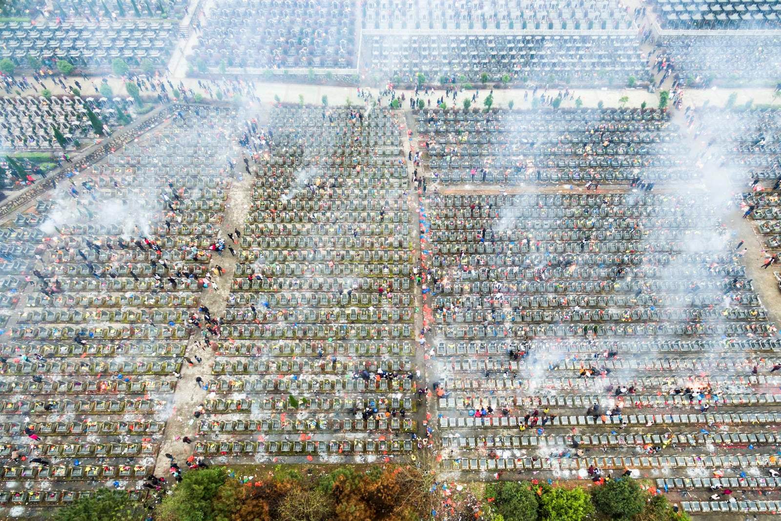 Una vista aérea muestra que la gente quema el papel moneda Joss mientras rezan en un cementerio público durante Qingming Festival o Festival de Barrido tumba, en Fuzhou, provincia de Jiangxi, China.
