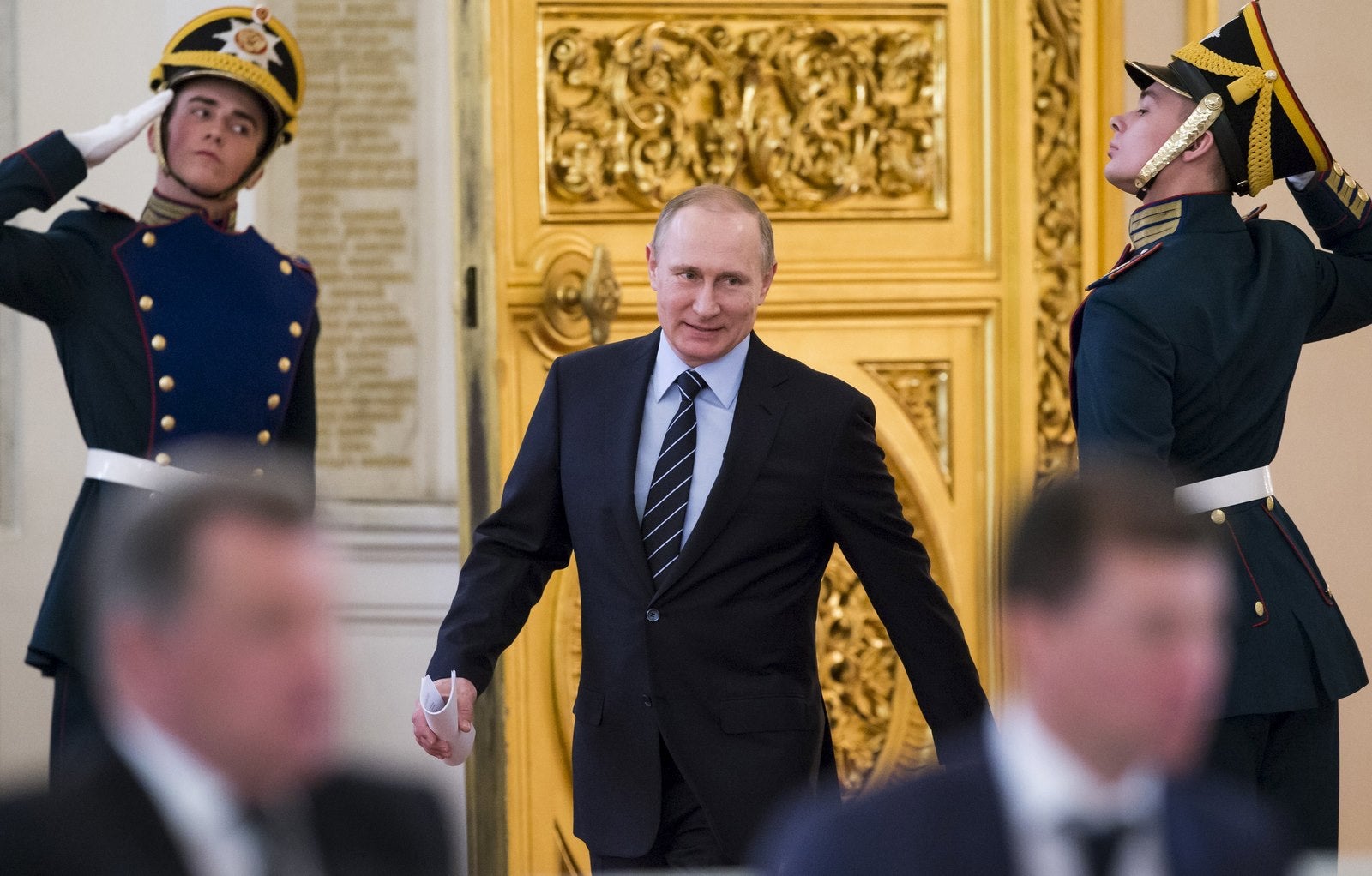 El presidente ruso, Vladimir Putin entra antes de una reunión sobre los preparativos para el próximo día de la victoria