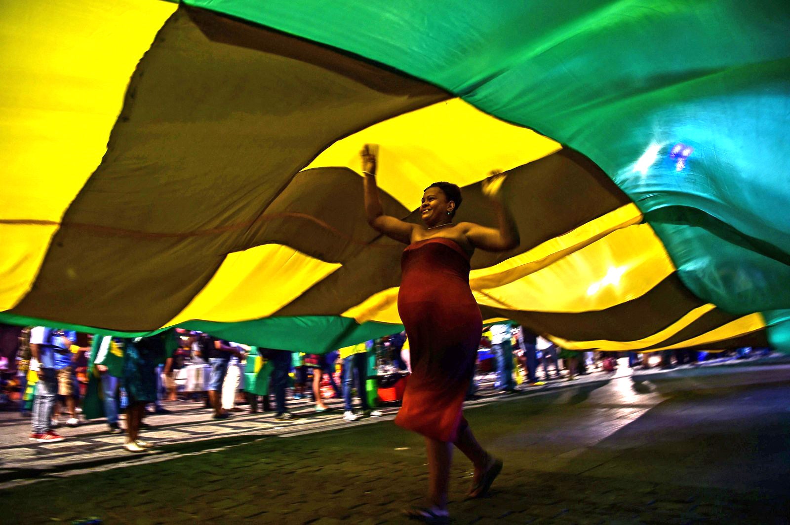 Una mujer muestra a favor de la destitución del presidente de Brasil, Dilma Rousseff, en el centro de Río de Janeiro, Brasil.