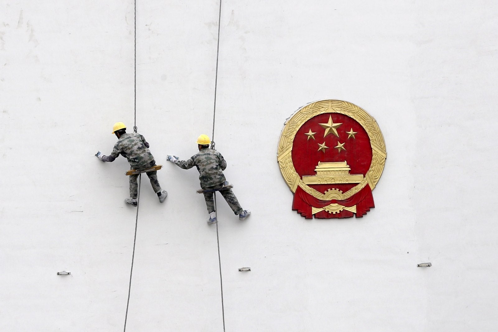 Trabajadores pintan una pared de un edificio del gobierno en Hangzhou, provincia de Zhejiang, China