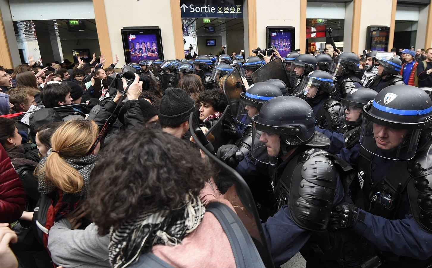 Manifestantes se enfrentan a policías antidisturbios durante una manifestación en contra de propuestas reformas de la legislación laboral, Saint-Lazare estación de ferrocarriles en París.