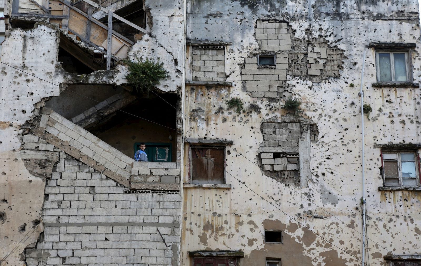 Un niño se encuentra en la escalera de un edificio en Beirut, Líbano. Hoy se cumple el 41 aniversario de la guerra civil del Líbano (1975-1990).