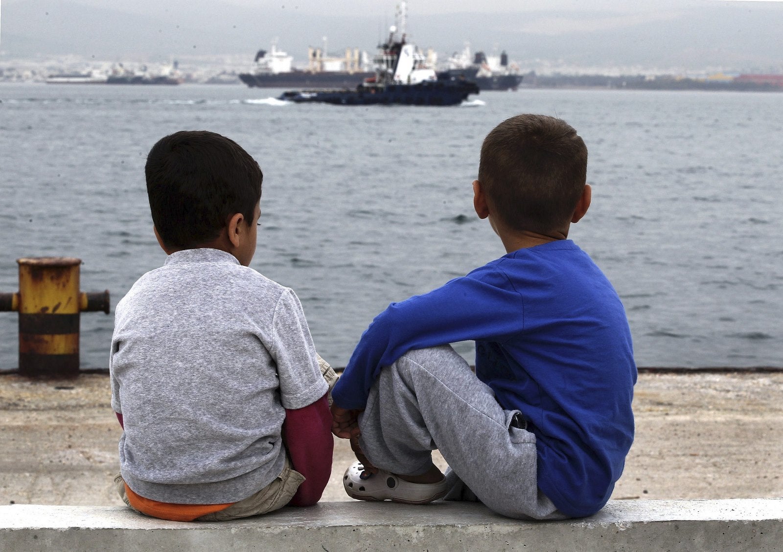 Dos niños observan el mar desde las nuevas instalaciones para refugiados en Skaramangas, cerca de Atenas (Grecia).