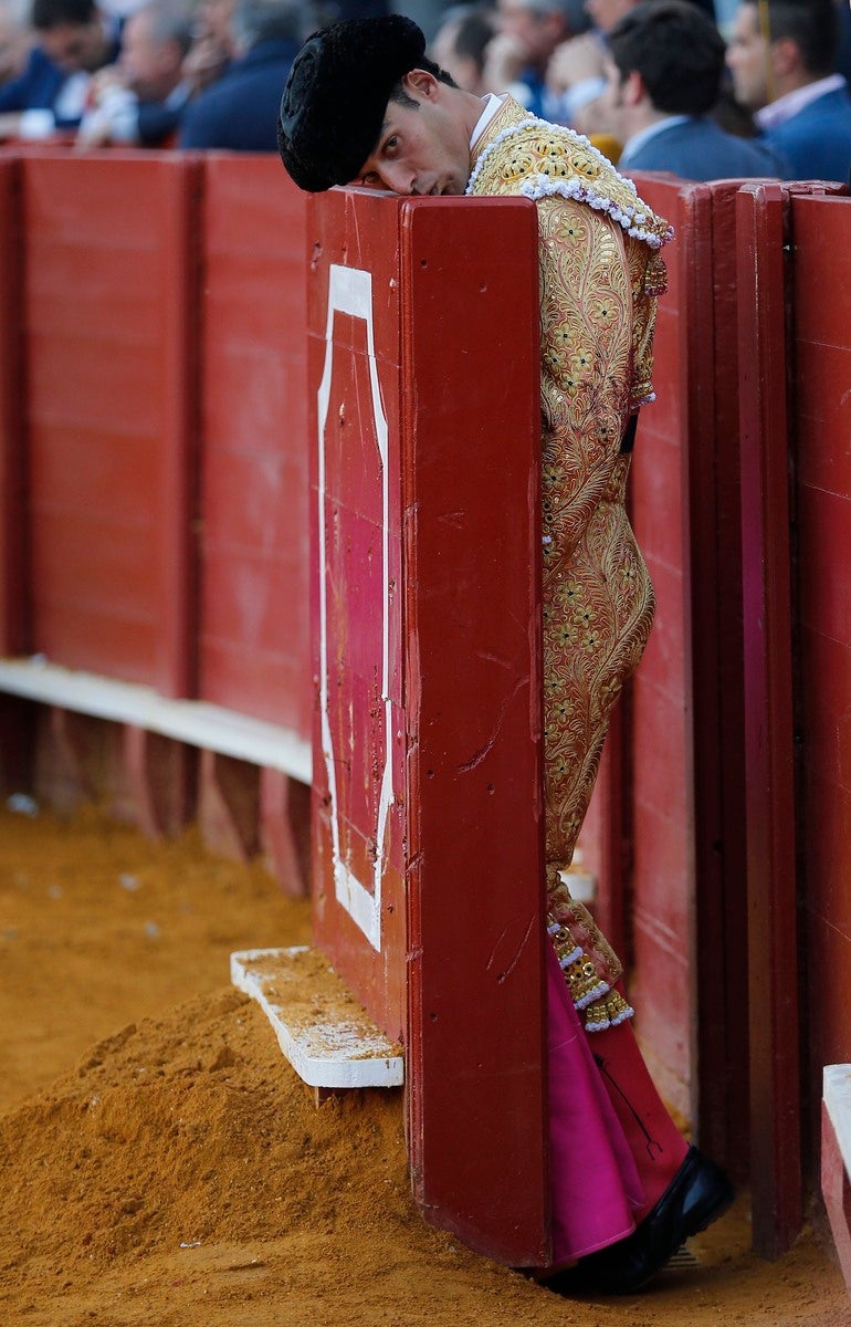 El matador de toros Morenito de Aranda momentos antes de comenzar la faena al segundo de su lote en el duodécimo festejo de abono de la Feria de Abril, hoy en la Real Maestranza de Sevilla.