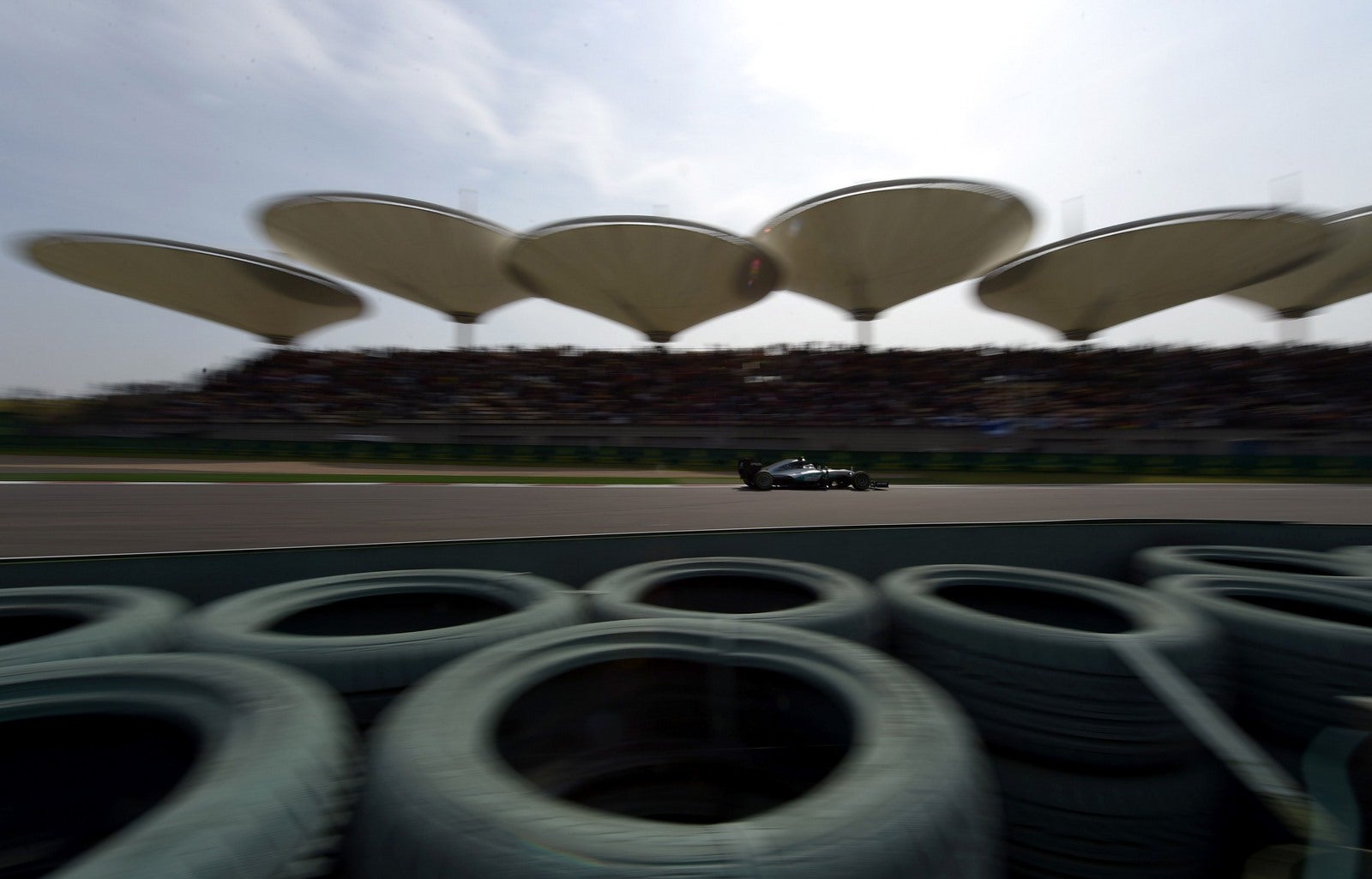 El piloto alemán de Mercedes AMG Petronas F1 Team Nico Rosberg conduce su coche durante la Fórmula Uno Gran Premio de China en Shanghai