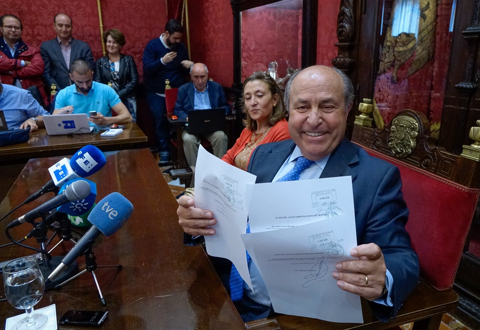 Las imágenes clave de la triple dimisión