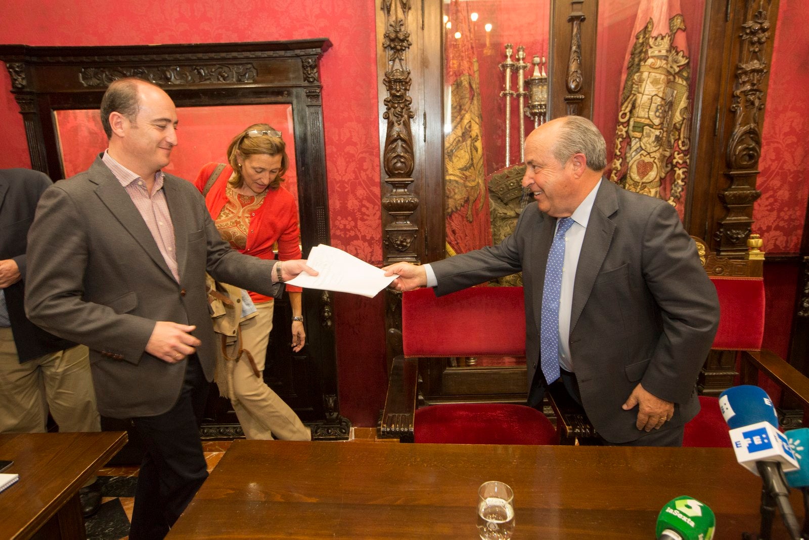 Las imágenes clave de la triple dimisión