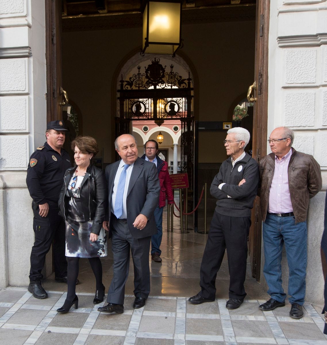 Las imágenes clave de la triple dimisión