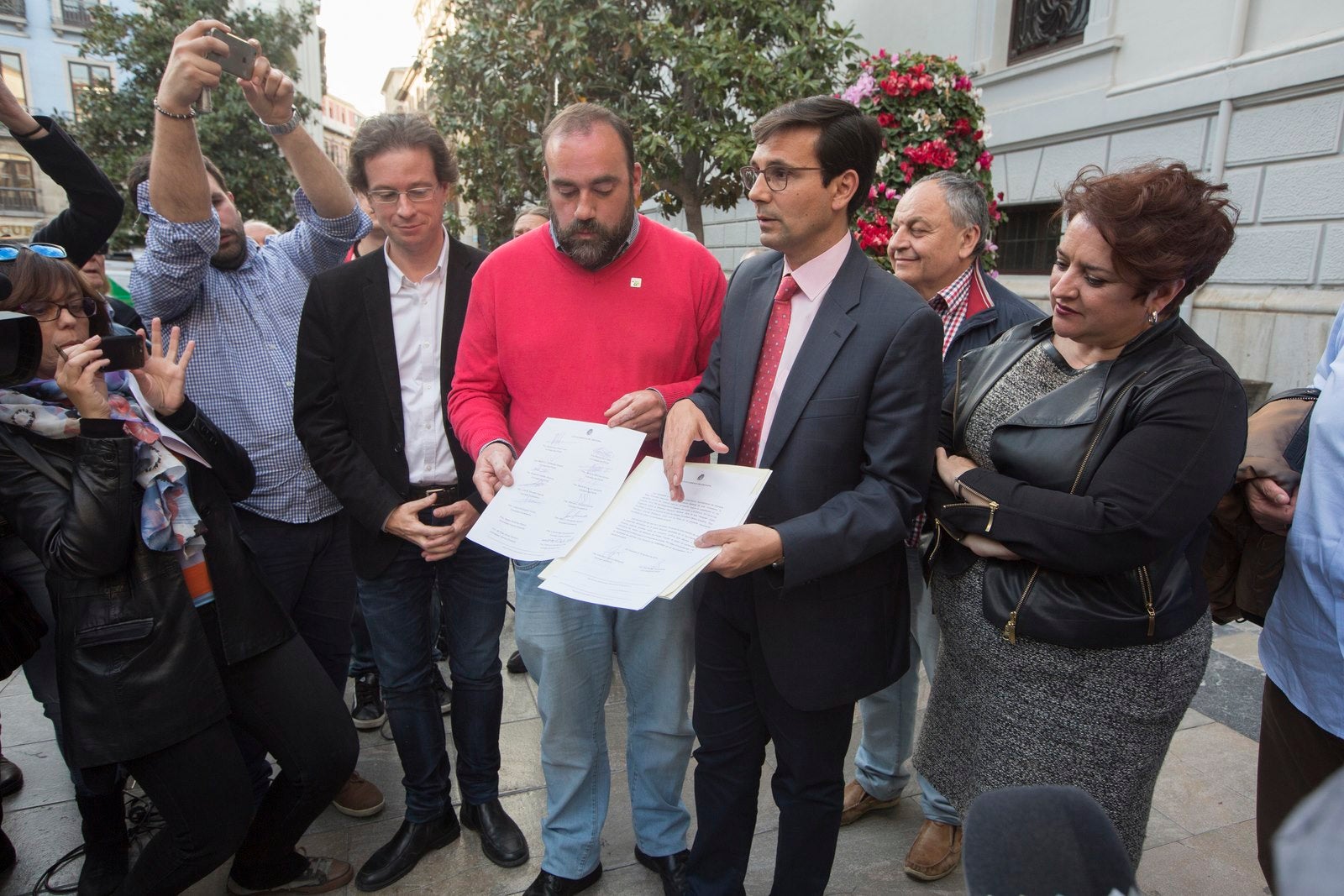 Las imágenes clave de la triple dimisión