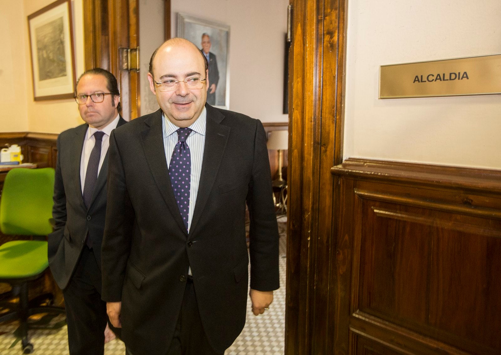 Las imágenes clave de la triple dimisión