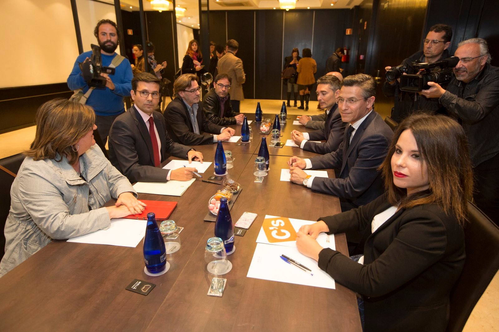 Las imágenes clave de la triple dimisión