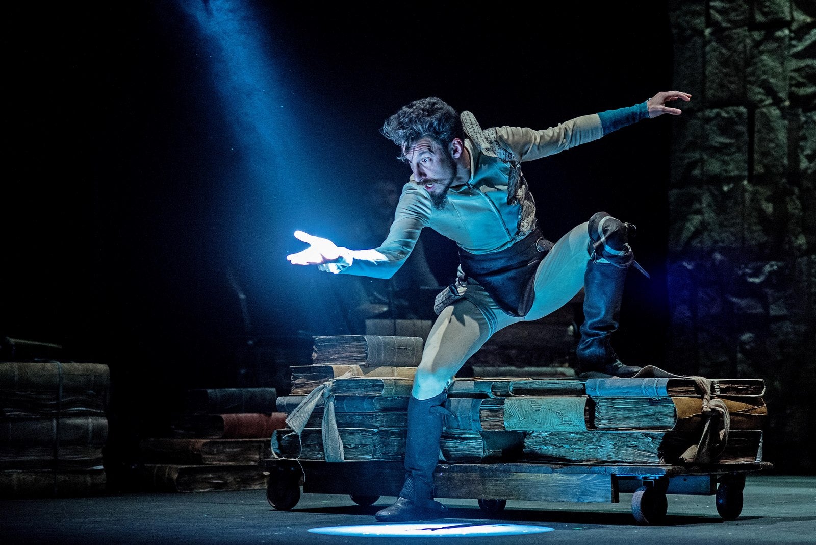 La compañía española de teatro Ron Lalá, interpretando su obra "En un lugar del Quijote". Cuatro siglos después de su muerte, Miguel de Cervantes sube a las tablas del Teatro Colón de Bogotá (Colombia)