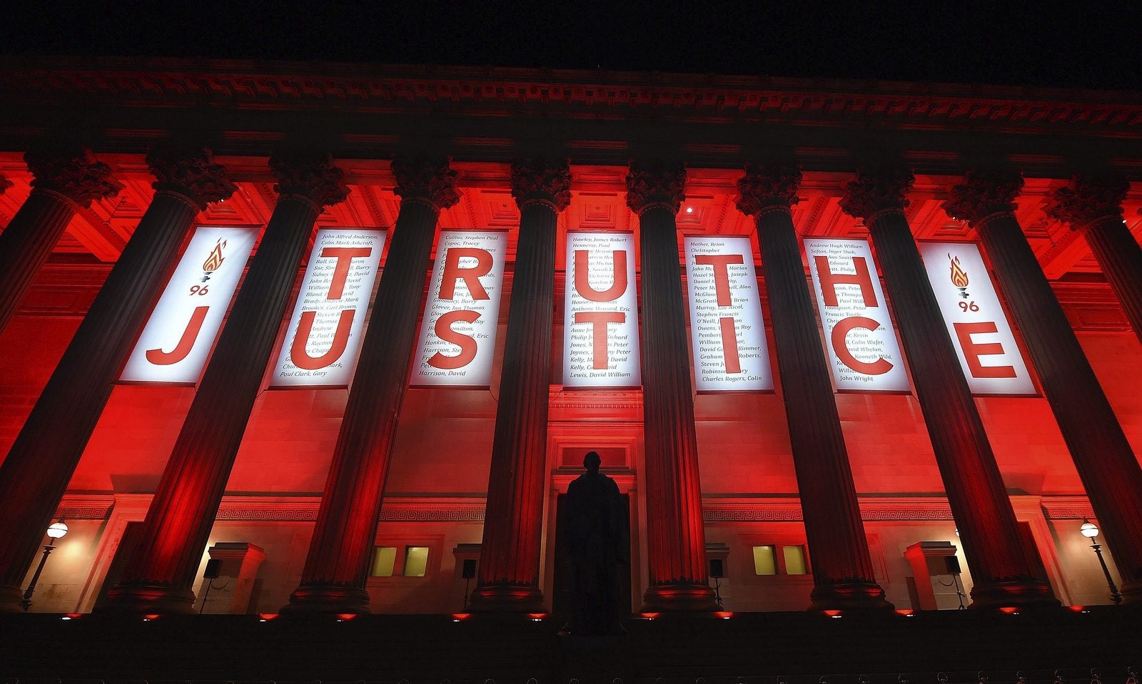 Fotografía del Salón George con un letrero que dice Verdad y Justicia después de que un jurado determinó que la tragedia del estadio de Hillsborough fue un homicidio involuntario.